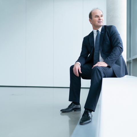Quantentechnologien werden eine Reihe disruptiver Innovationen anstoßen, sagt BASF-Vorstandsvorsitzender Dr. Martin Brudermüller. Im Interview erklärt er, was wir von dieser neuen Technologie erwarten können, welche Herausforderungen bei ihrer Entwicklung bestehen – und warum genau jetzt der richtige Zeitpunkt ist, ein IndUTAC zu gründen.